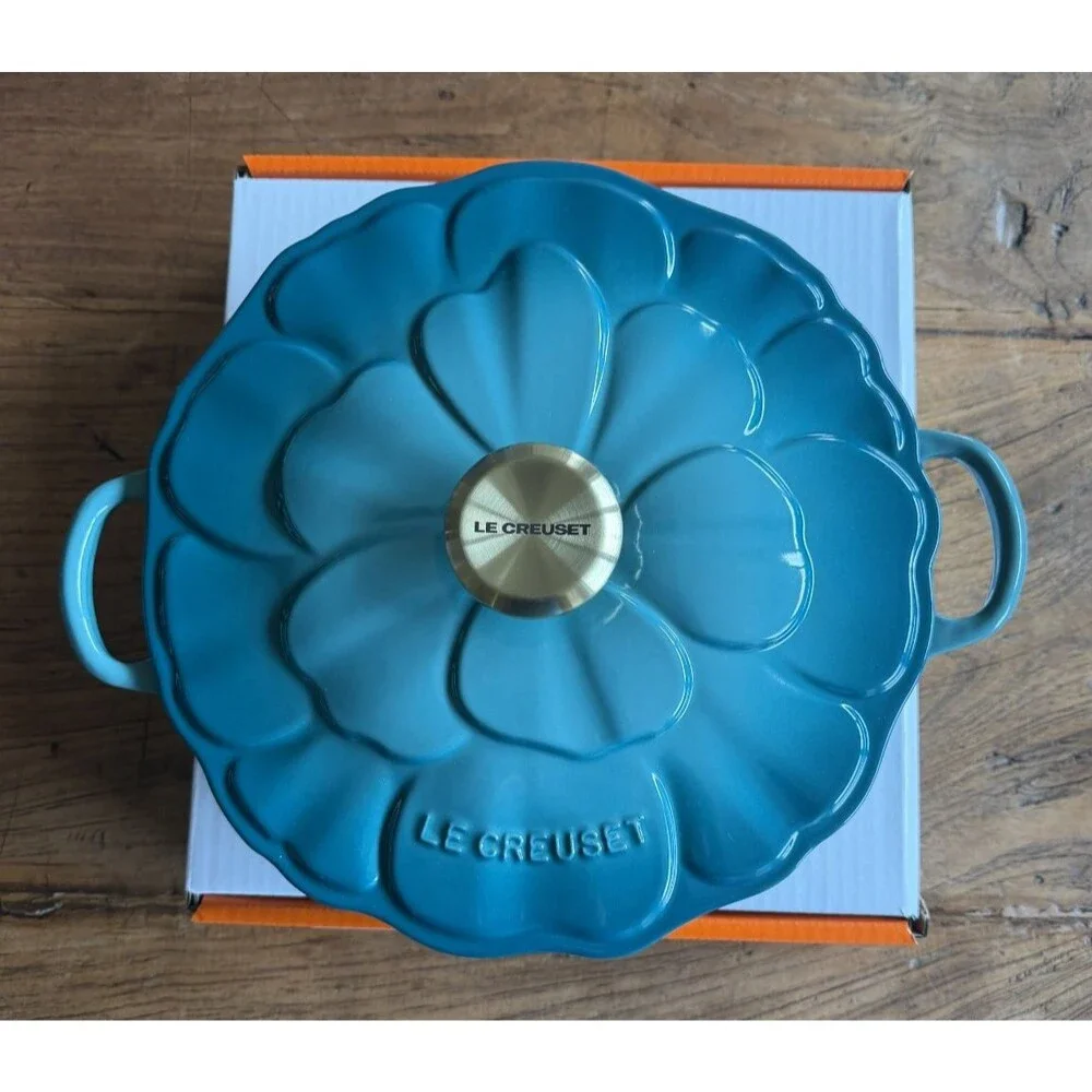 Le Creuset Signature Cast Iron Petal Shallow Casserole 2.25qt Riviera Blue NEW
